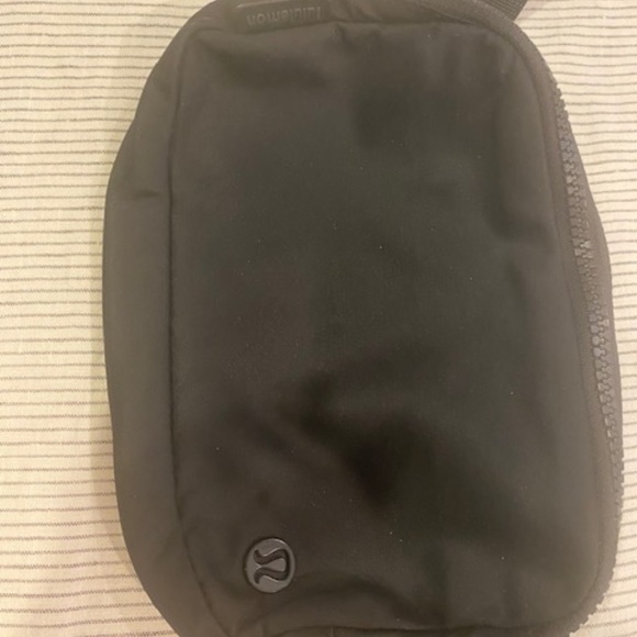 Lululemon - Everywhere Belt Bag - 1L Black - Picture 3 of 4